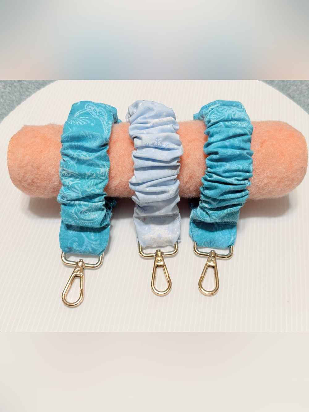 Llaveros de mano Scrunchie Bag Strap Set in Aqua and Light Blue with Gold Clips